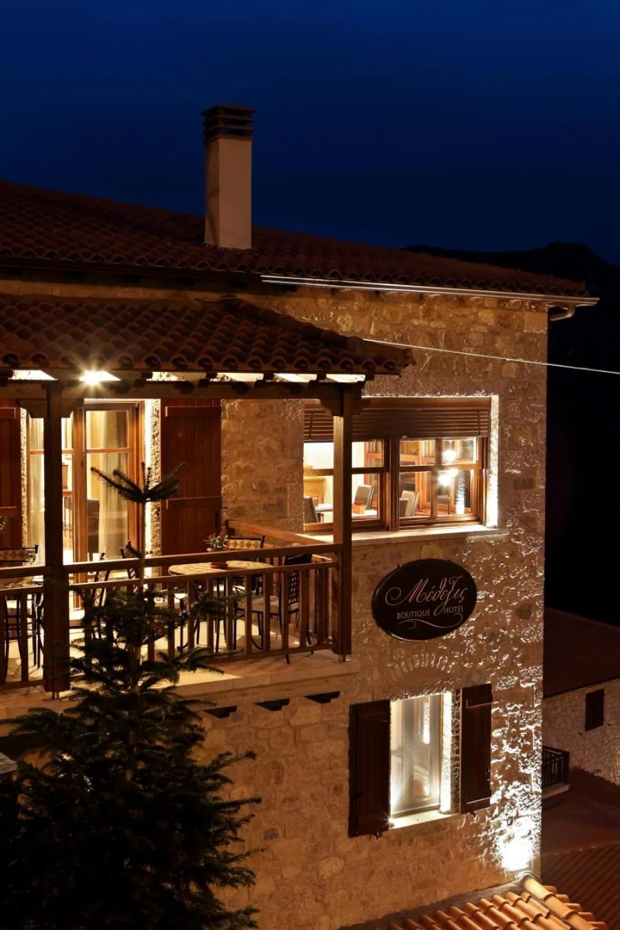 Η πρόσοψη με τα μπαλκόνια το σούρουπο